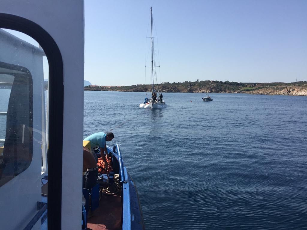 barca mentre viene salvata in mare