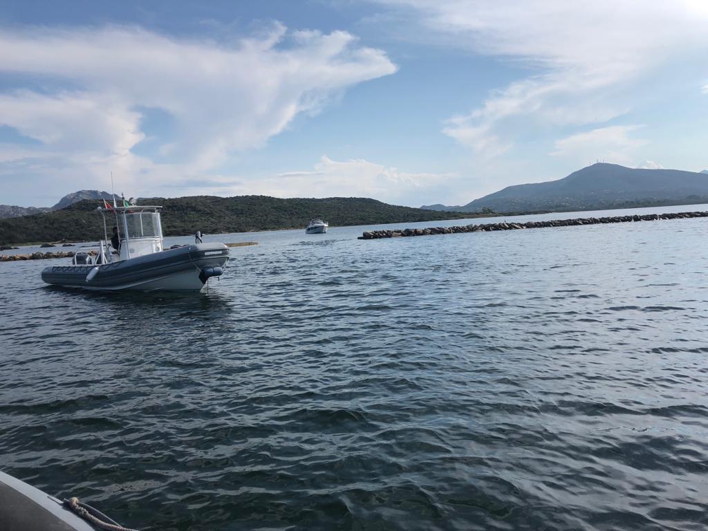 barca in alto mare durante un salvataggio