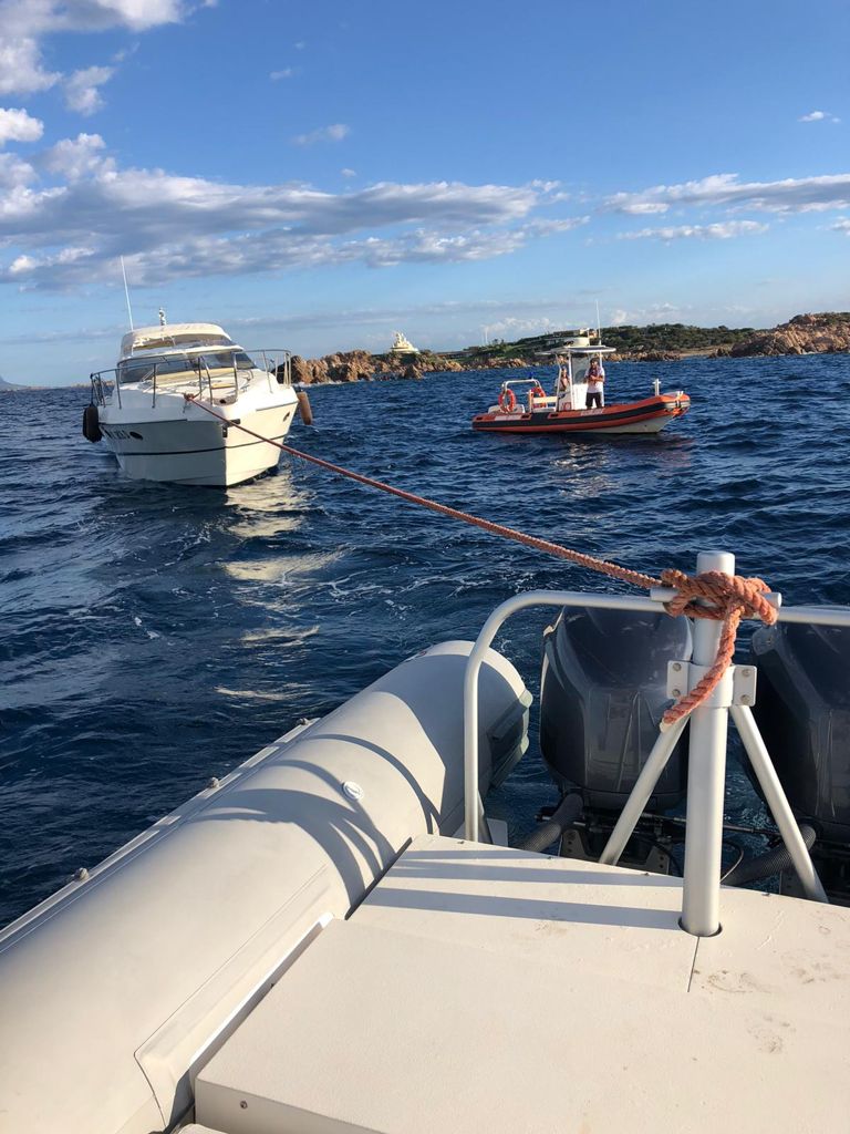 gommone mentre viene recuperato