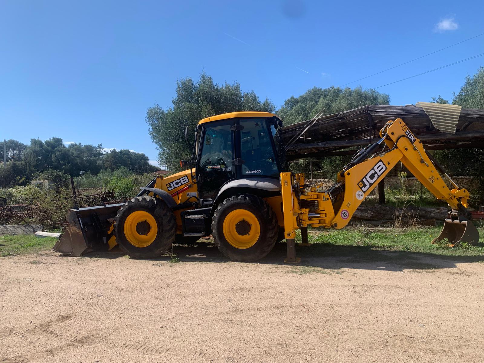 escavatore cingolato per lavori di movimentazione terra