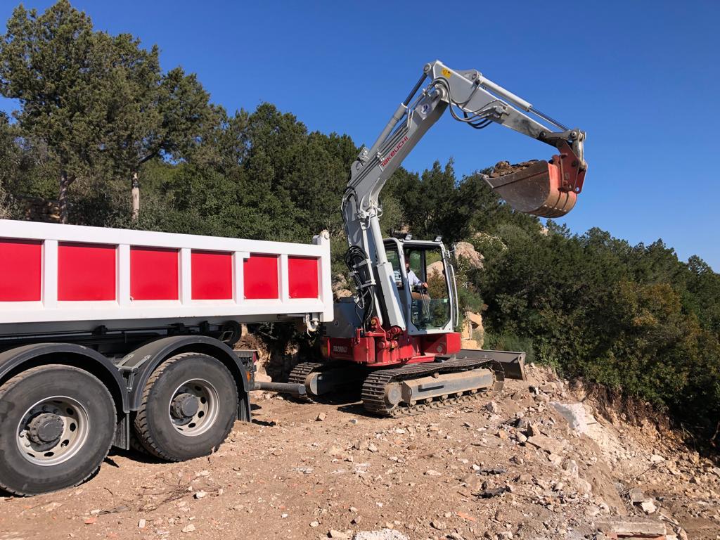 escavatore in azione della società