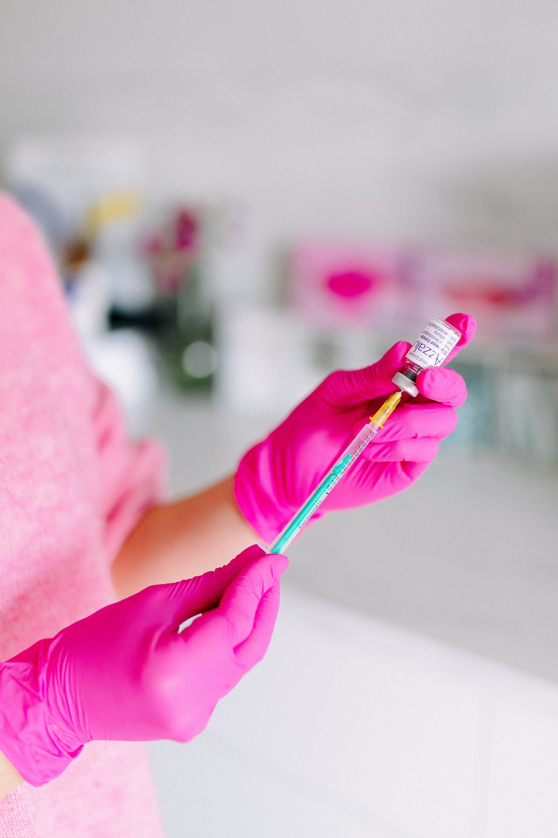 Eine Frau bekommt eine Botox-Injektion ins Gesicht.