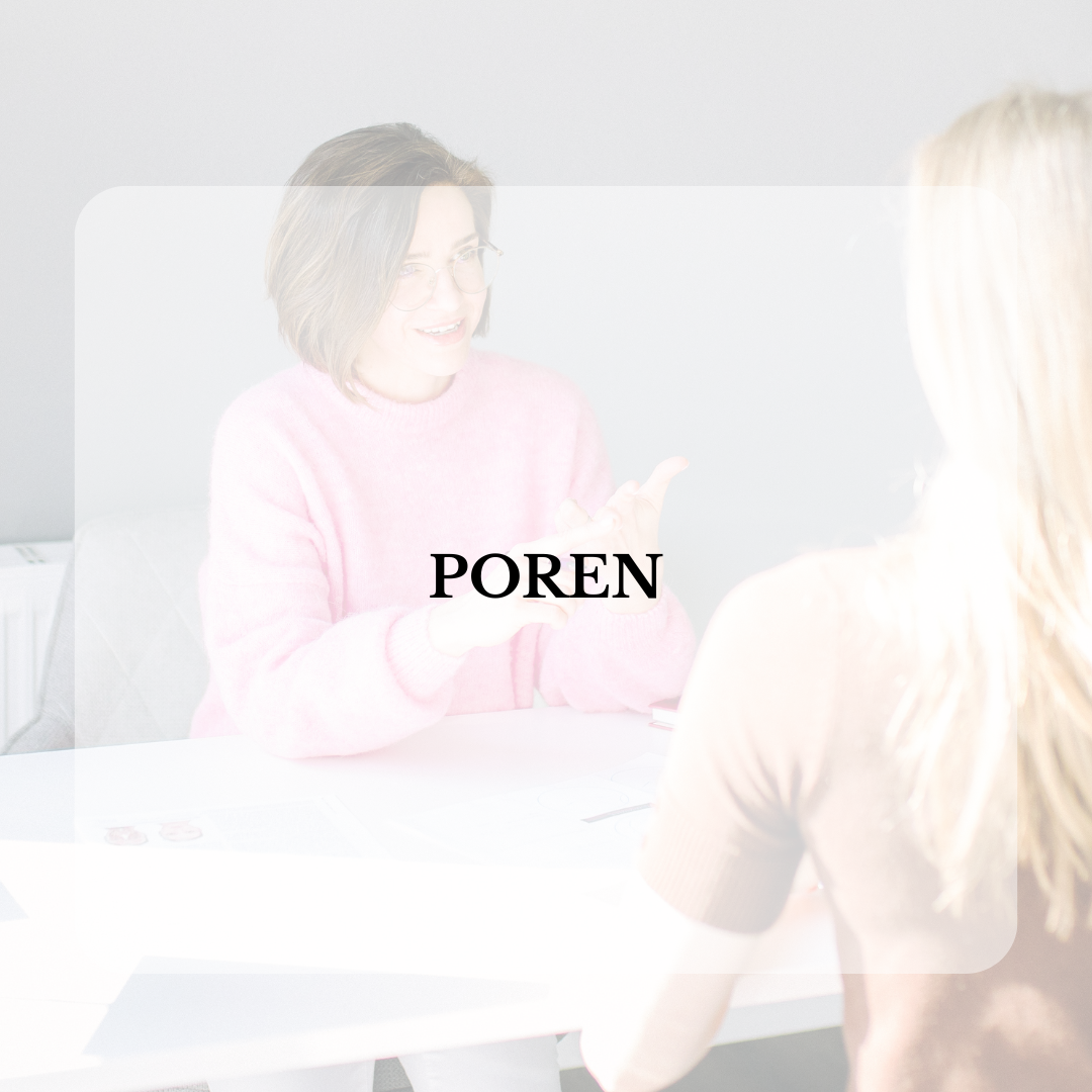 Eine Frau bekommt eine Botox-Injektion in die Stirn.