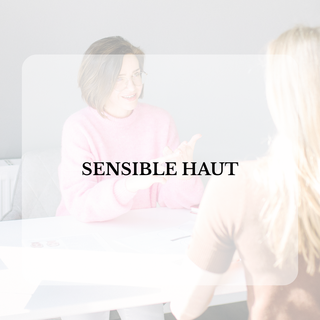 Eine Frau bekommt eine Botox-Injektion ins Gesicht.