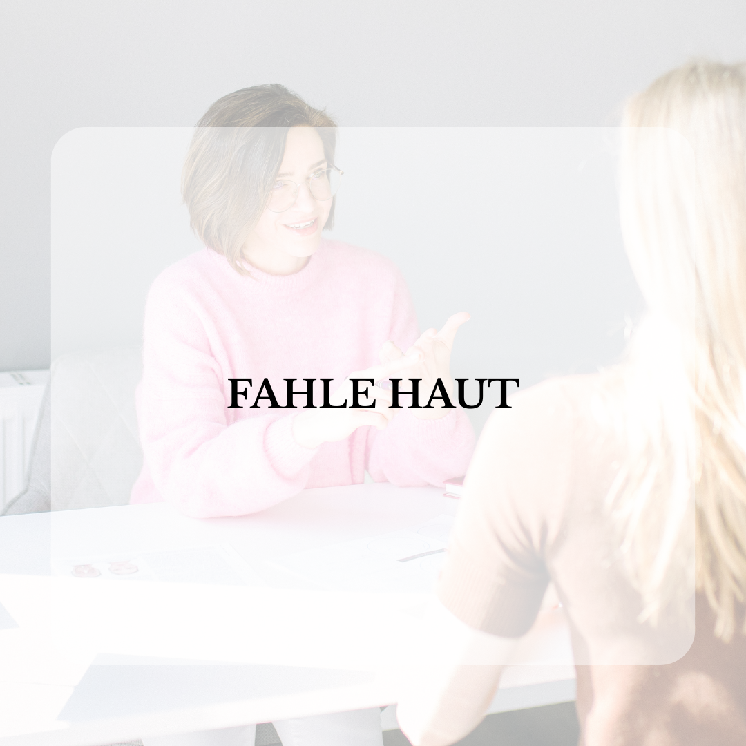 Eine Frau bekommt eine Botox-Injektion ins Gesicht.