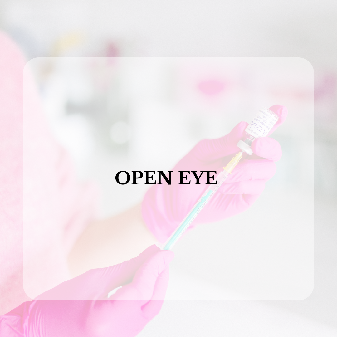 Eine Frau bekommt in einem Schönheitssalon eine Gesichtsbehandlung.