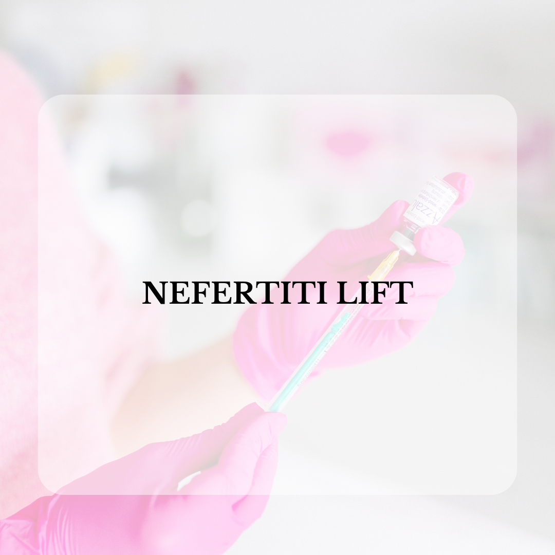 Eine Frau bekommt eine Botox-Injektion in die Stirn.