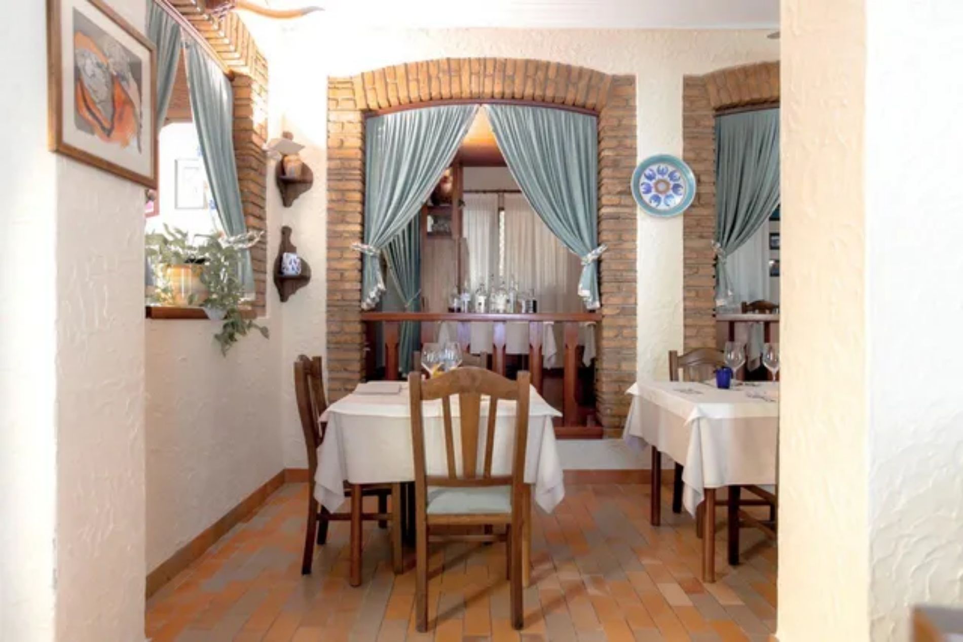 tavolao con bottiglie