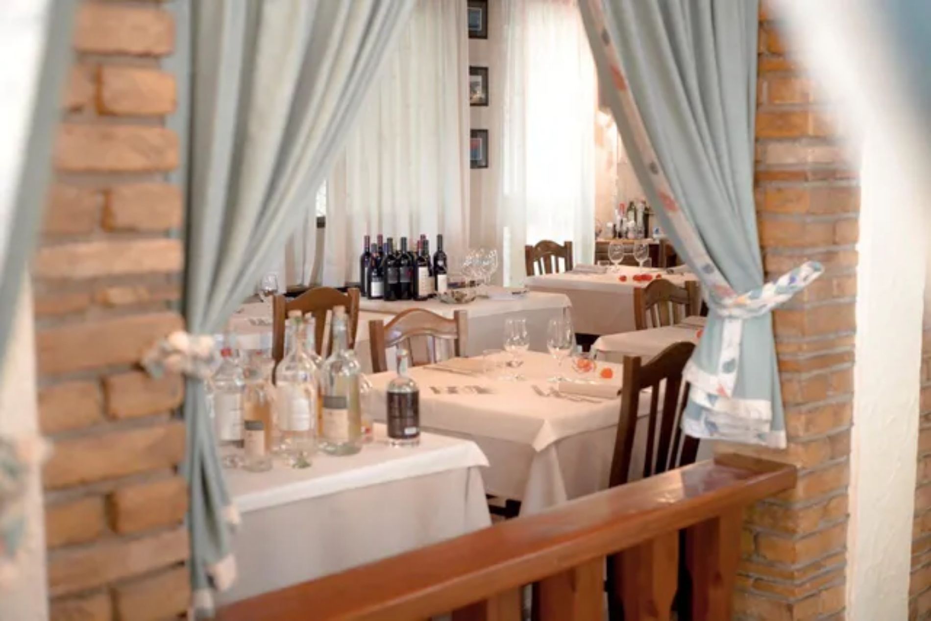 tavola con bottiglie e piatti