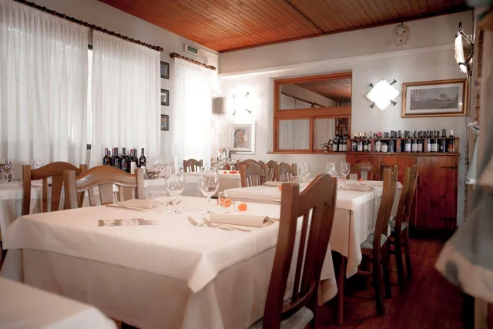 locale con sedie in legno