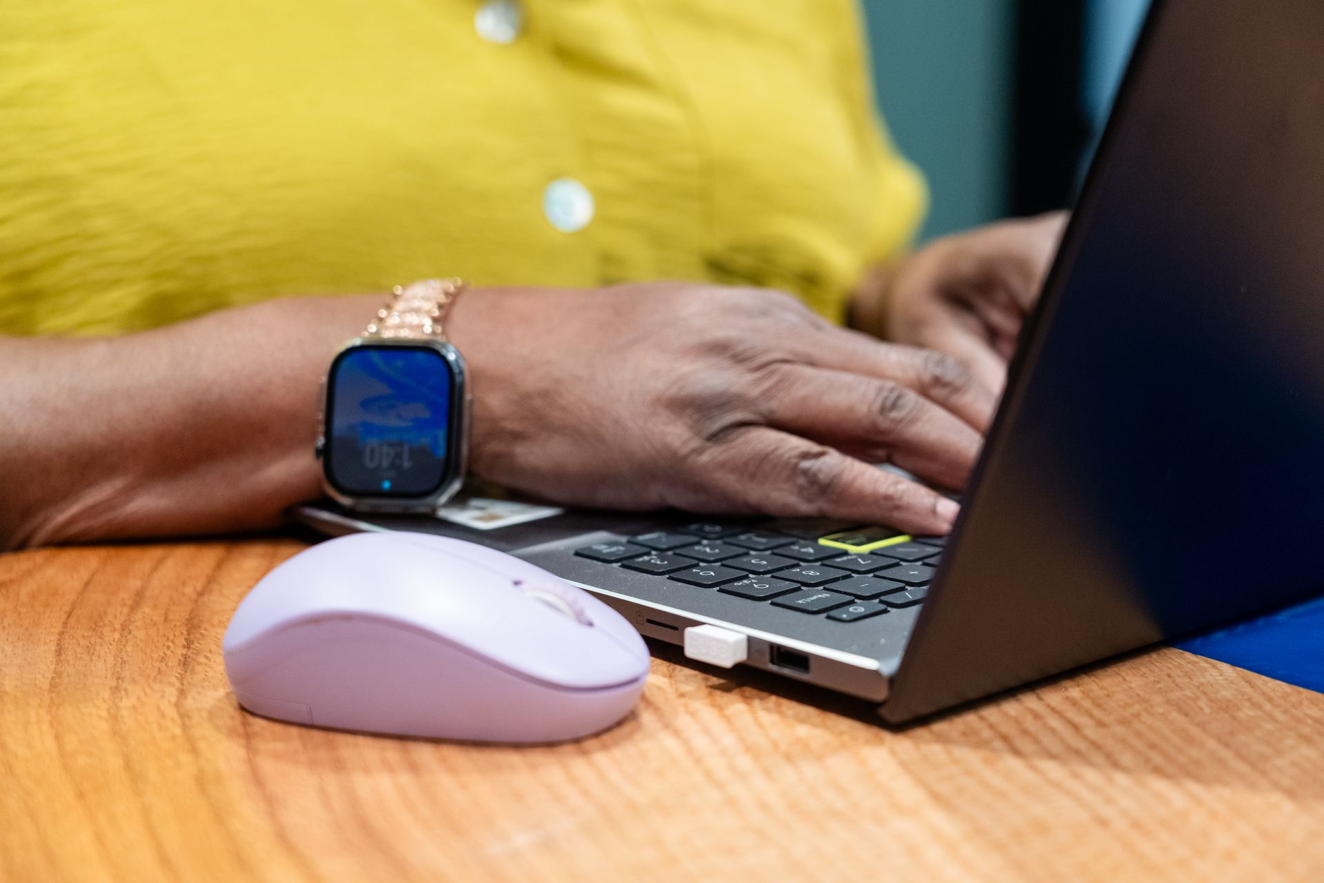 Florida notary providing Remote Online Notarization services online from a home office