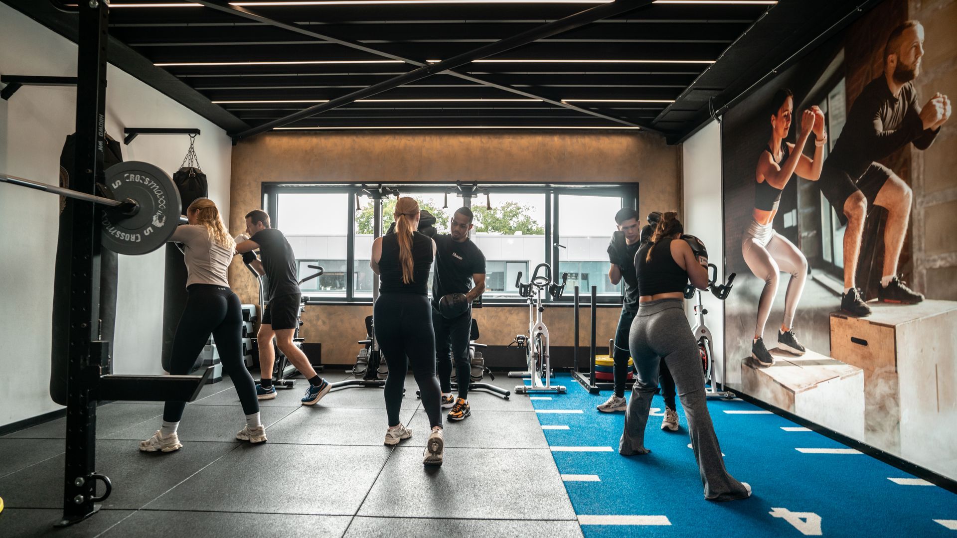 Twee mannen beoefenen boksen in een sportschool.