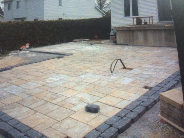 Un patio est en cours de construction devant une maison