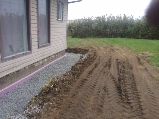 Une maison avec beaucoup de terre devant