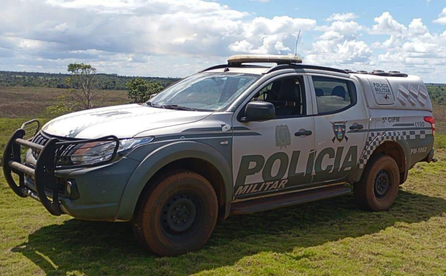 A Polícia Militar do Tocantins cumpriu, na última terça-feira, 23, um mandado de prisão preventiva contra um homem de 53 anos, no munA Polícia Militar do Tocantins cumpriu, na última terça-feira, 23, um mandado de prisão preventiva contra um homem de 53 anos, no município de Palmeiras do Tocantins. A ordem judicial, expedida pela 1ª Vara Criminal da Comarca de Tocantinópolis, refere-se ao crime de estupro de vulnerável.
Após receber informações sobre o paradeiro do suspeito, a equipe da Patrulha Rural do 15º Batalhão realizou diligências em uma fazenda localizada na zona rural do município, onde ele exercia atividade laboral. No local, o homem foi localizado e abordado.
O homem foi informado da existência do mandado de prisão em seu desfavor. Ele foi conduzido à Central de Flagrantes da Polícia Civil de Tocantinópolis, onde permanece à disposição da Justiça.
Revisão Textual: Elini Oliveiraicípio de Palmeiras do Tocantins. A ordem judicial, expedida pela 1ª Vara Criminal da Comarca de Tocantinópolis, refere-se ao crime de estupro de vulnerável.
Após receber informações sobre o paradeiro do suspeito, a equipe da Patrulha Rural do 15º Batalhão realizou diligências em uma fazenda localizada na zona rural do município, onde ele exercia atividade laboral. No local, o homem foi localizado e abordado.
O homem foi informado da existência do mandado de prisão em seu desfavor. Ele foi conduzido à Central de Flagrantes da Polícia Civil de Tocantinópolis, onde permanece à disposição da Justiça.
Revisão Textual: Elini Oliveira