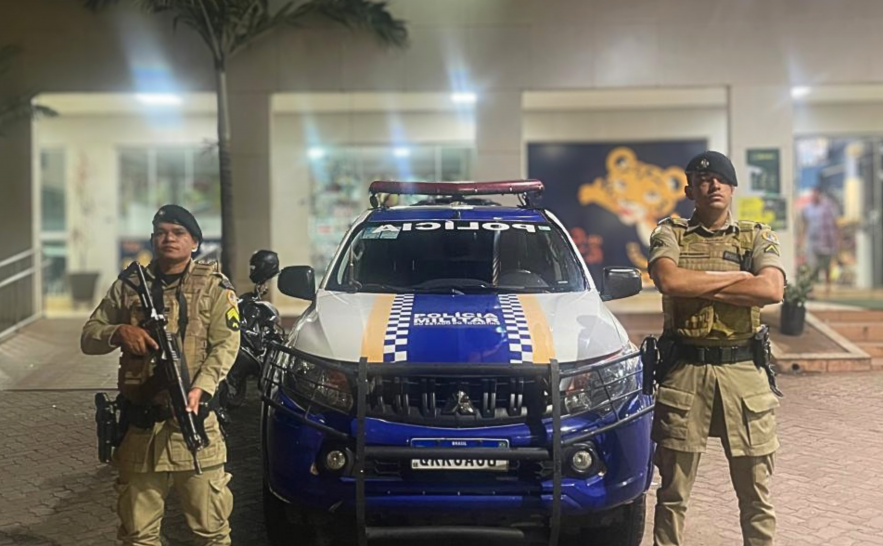 Na última terça-feira, 23, no município de Palmeiras do Tocantins, a Polícia Militar do Tocantins (PMTO) prendeu um homem, de 44 anos, pelos crimes de ameaça e agressão no âmbito da violência doméstica e familiar contra a mulher, nos termos da Lei Maria da Penha.
A ocorrência teve início quando a equipe de Polícia do 15º Batalhão (15º BPM) realizava patrulhamento na cidade de Aguiarnópolis, e foi acionada para atender a uma denúncia de ameaça e agressão no município de Palmeiras do Tocantins. Ao chegar ao local, os policiais visualizaram o suspeito tentando fugir do local, porém foi preso pela equipe policial.
Em contato com a vítima, uma mulher de 34 anos, relatou aos policiais que seu companheiro havia retornado do trabalho mais cedo e começado a ingerir bebida alcoólica. Em seguida, passou a proferir ameaças de morte, além de ter a agredido fisicamente.
Os envolvidos foram conduzidos à Central de Flagrantes da Polícia Civil de Tocantinópolis, onde foi lavrado o Auto de Prisão em Flagrante (APF) pelos crimes de ameaça e vias de fato, com a qualificadora da violência doméstica. O suspeito permanece à disposição do Poder Judiciário.
