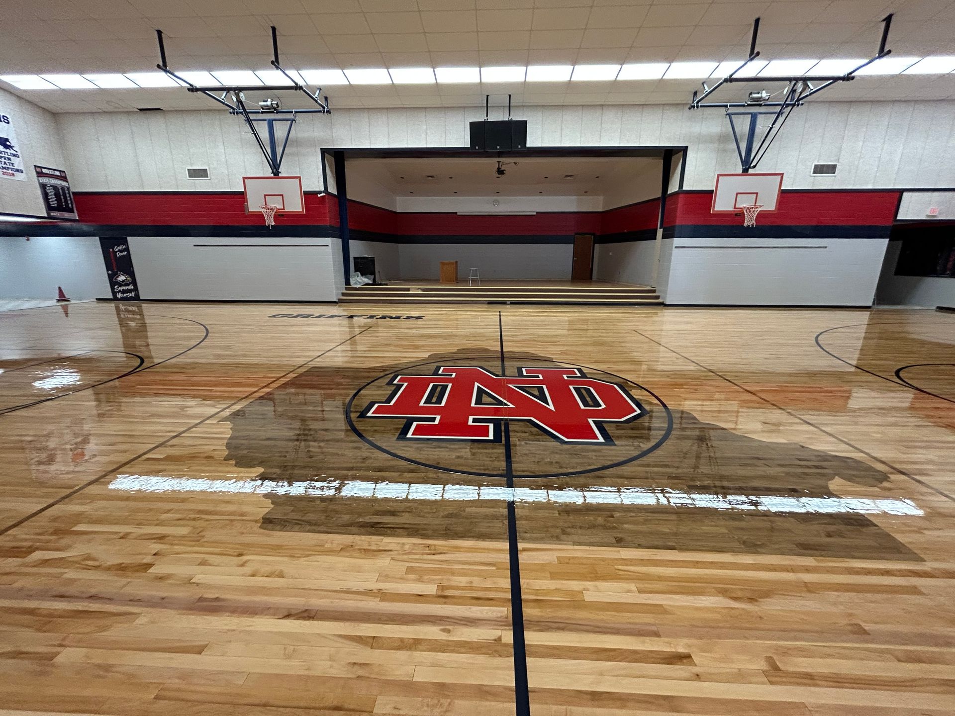 A basketball court with the letter n on the floor