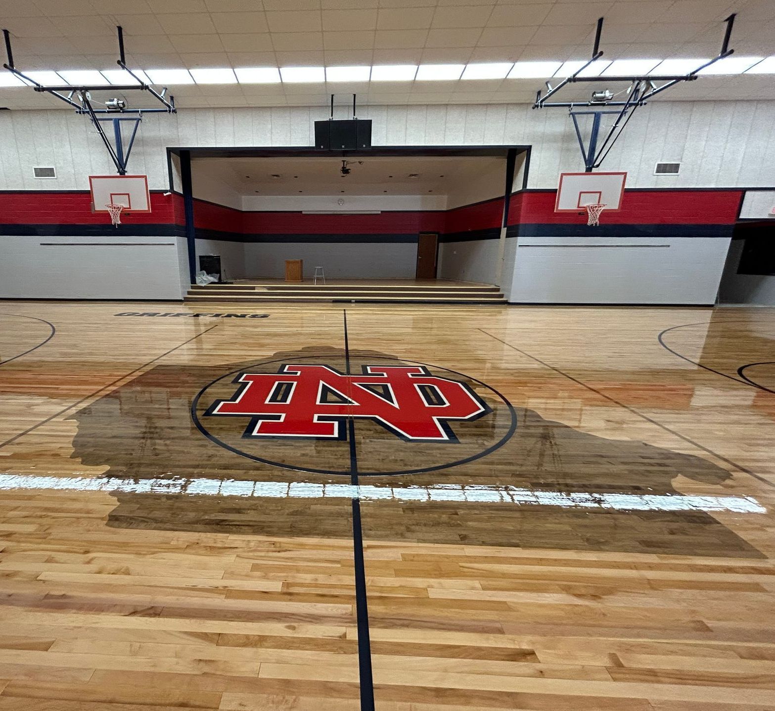 A basketball court with the letter n on the floor