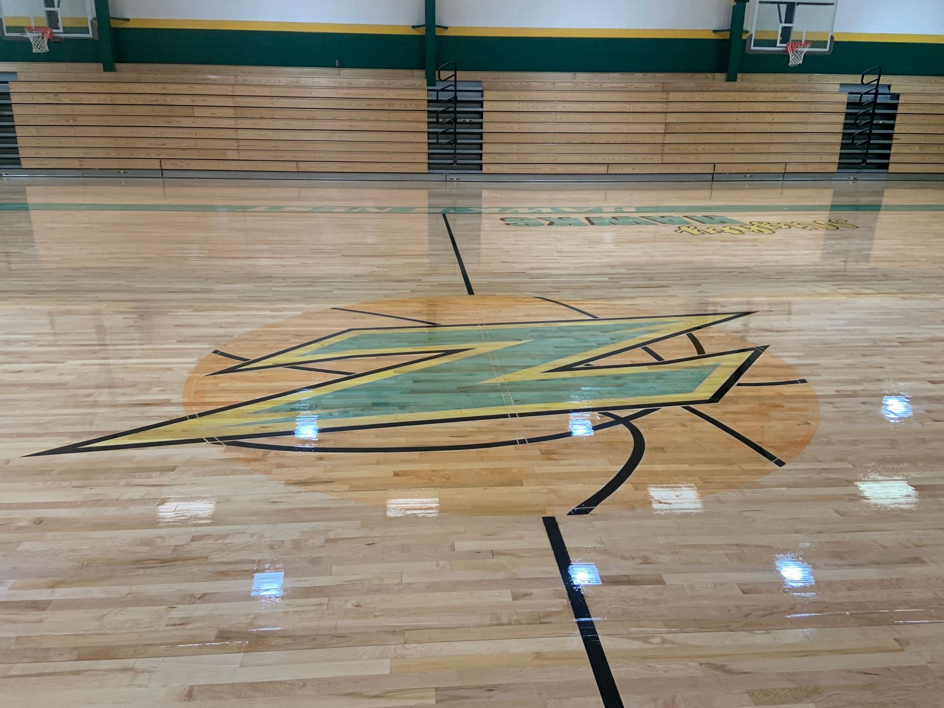 A basketball court with the letter z on the floor