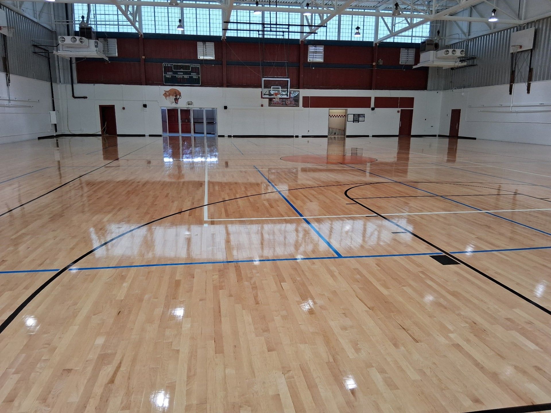 A basketball court with the letter n on the floor