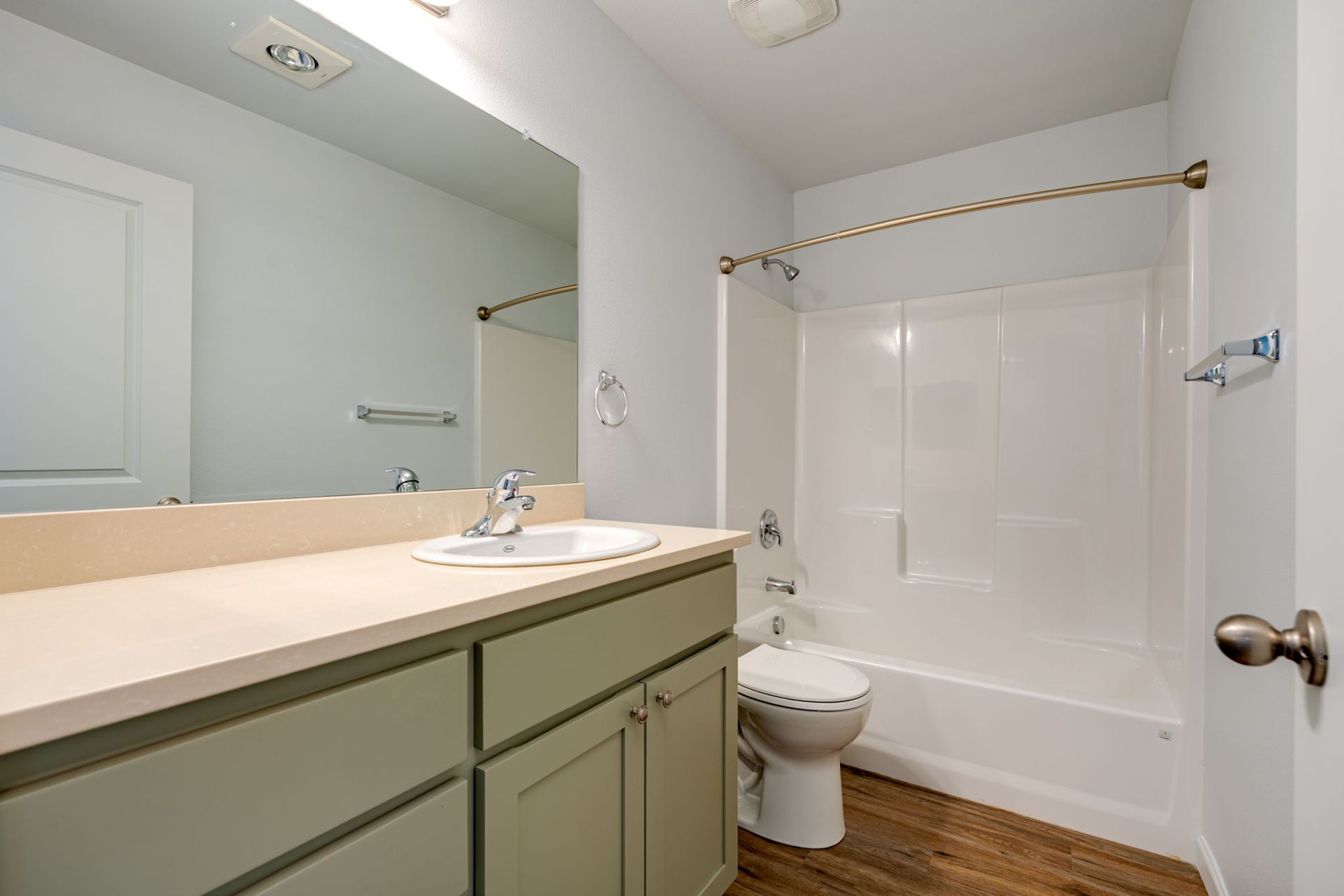 bathroom showing vanity, toilet and shower/tub