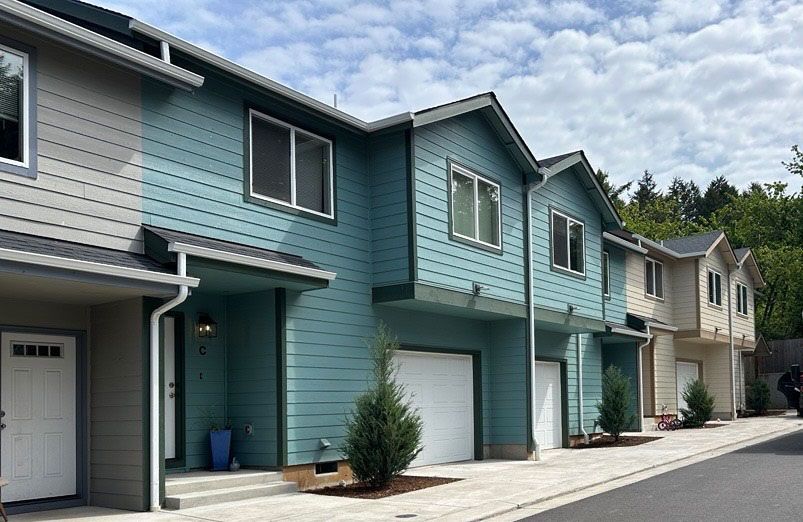 The front of building 955 at Lindsay Townhomes.