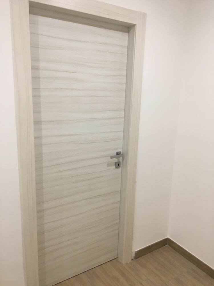 porta interna in legno chiaro