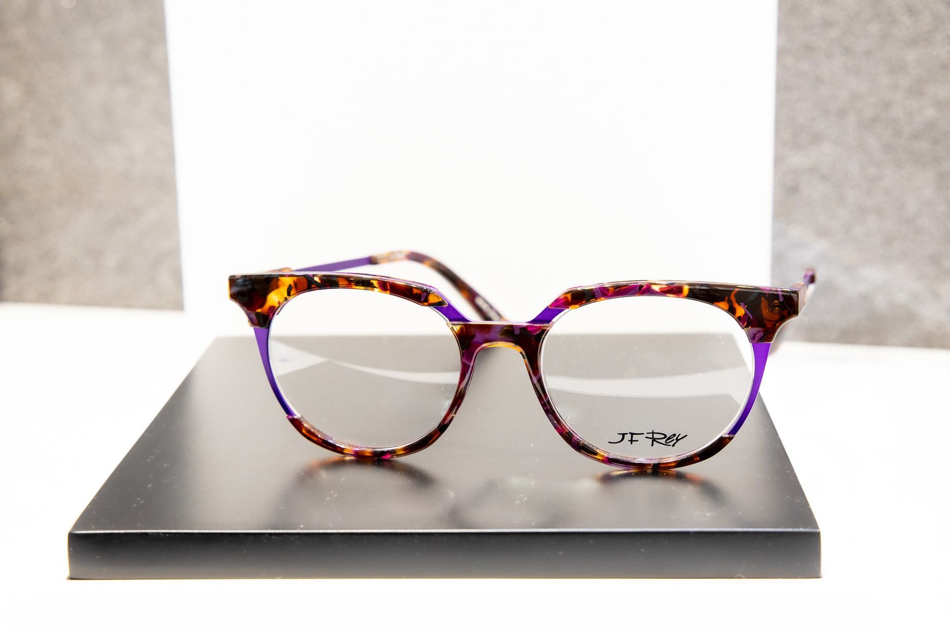 Une paire de lunettes posée sur une table