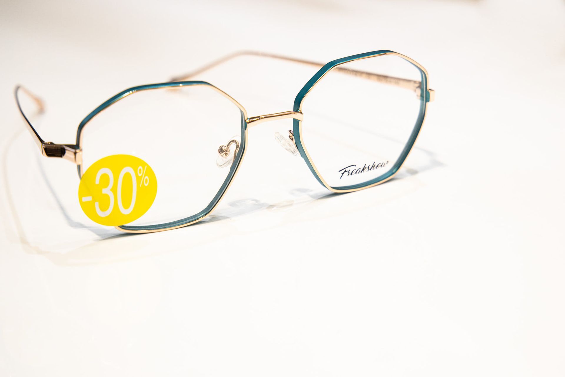 Une paire de lunettes avec une étiquette jaune qui dit 30 % dessus.