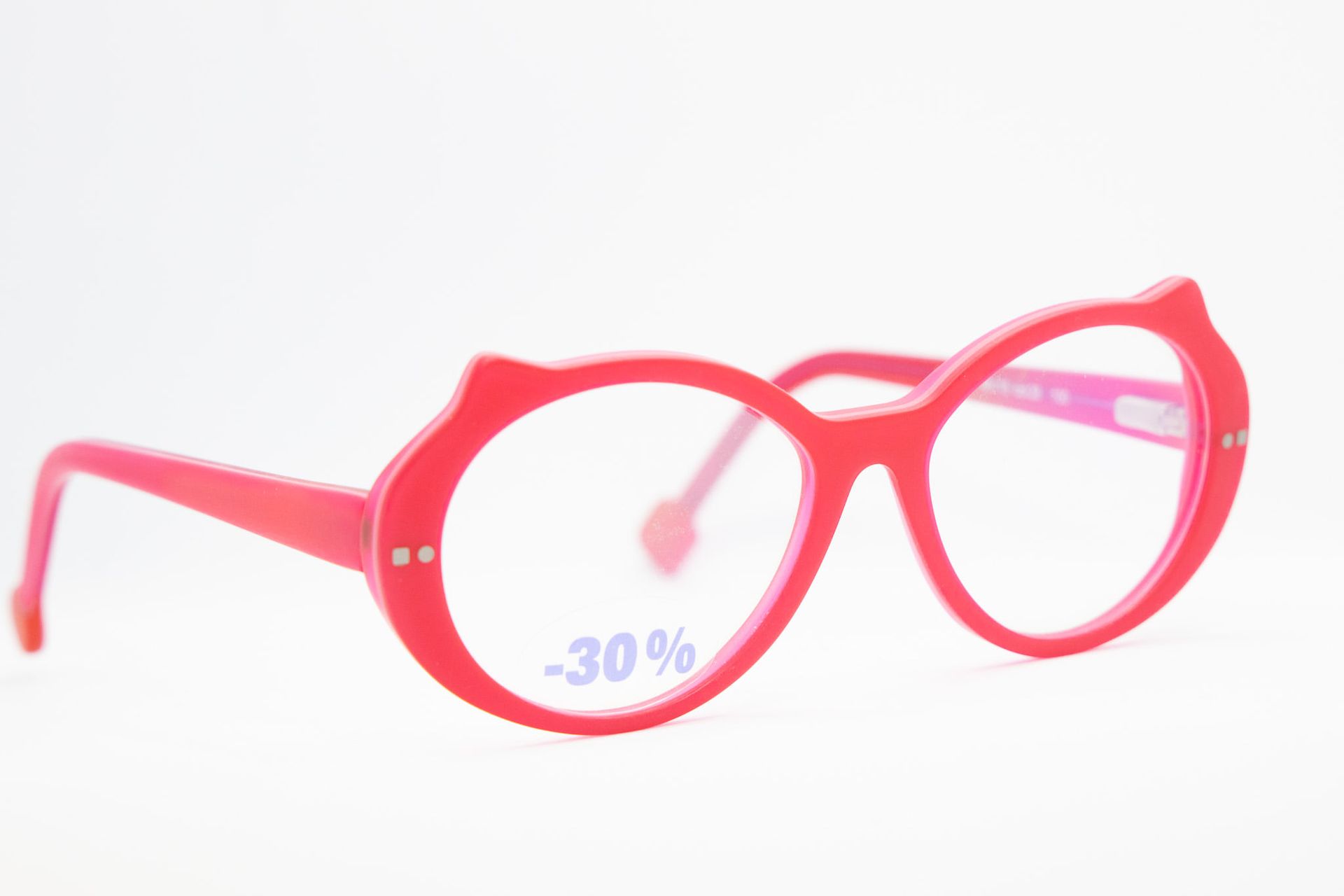 Une paire de lunettes roses avec 30 % de réduction sur celles-ci