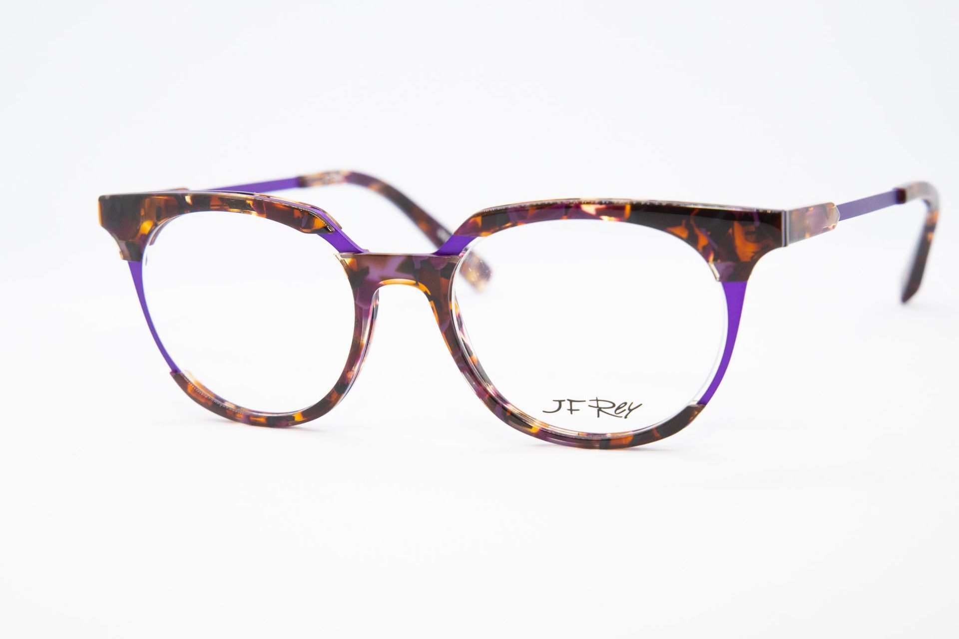 Une paire de lunettes avec une monture violette sur fond blanc.
