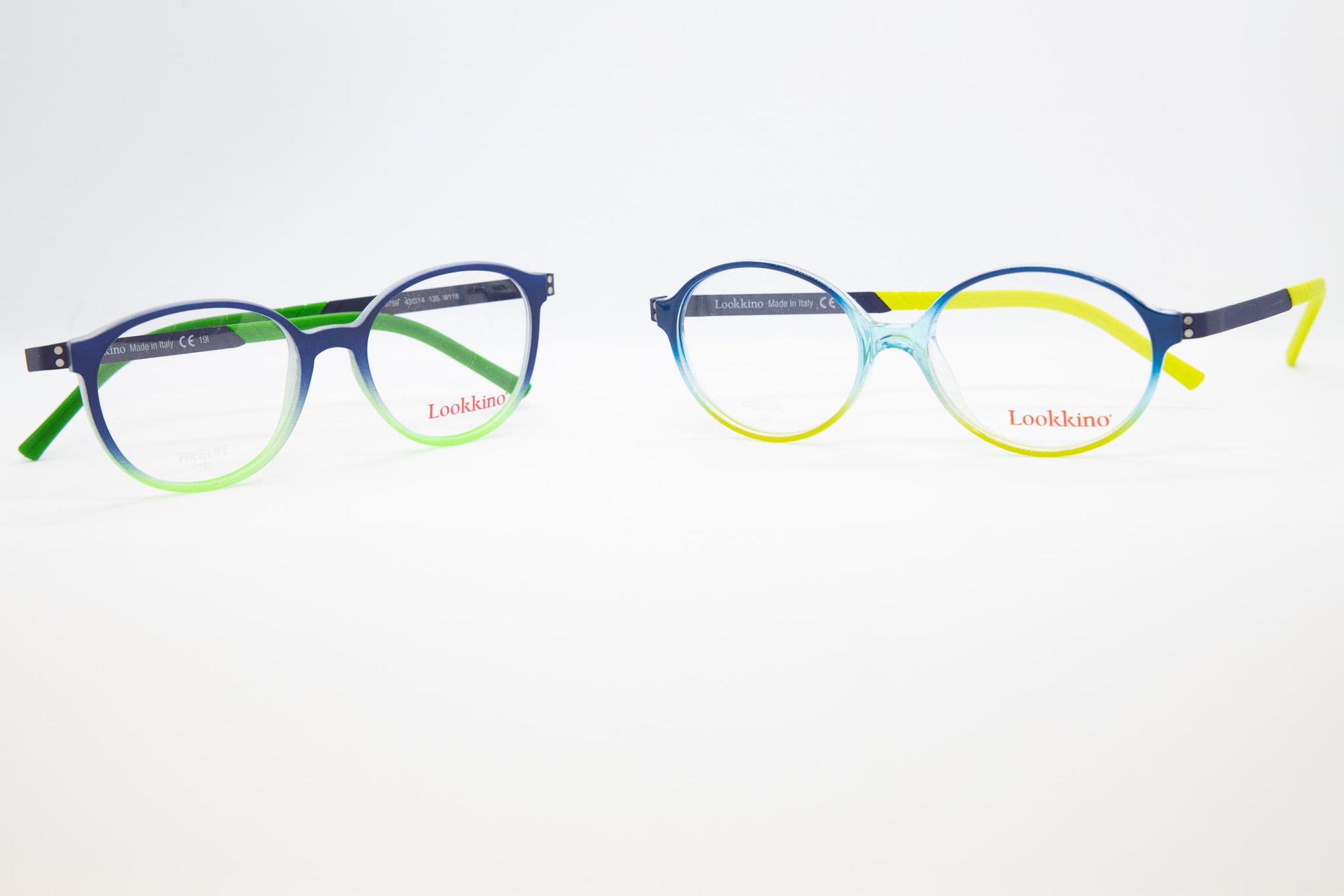 Deux paires de lunettes sont assises l'une à côté de l'autre sur une surface blanche.