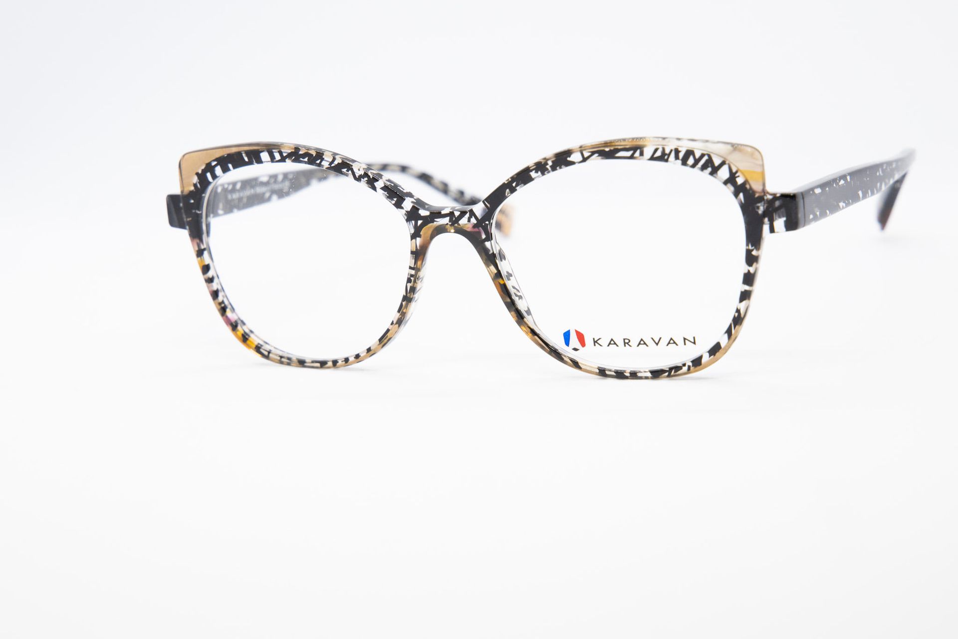 Une paire de lunettes avec une monture à imprimé léopard sur fond blanc.