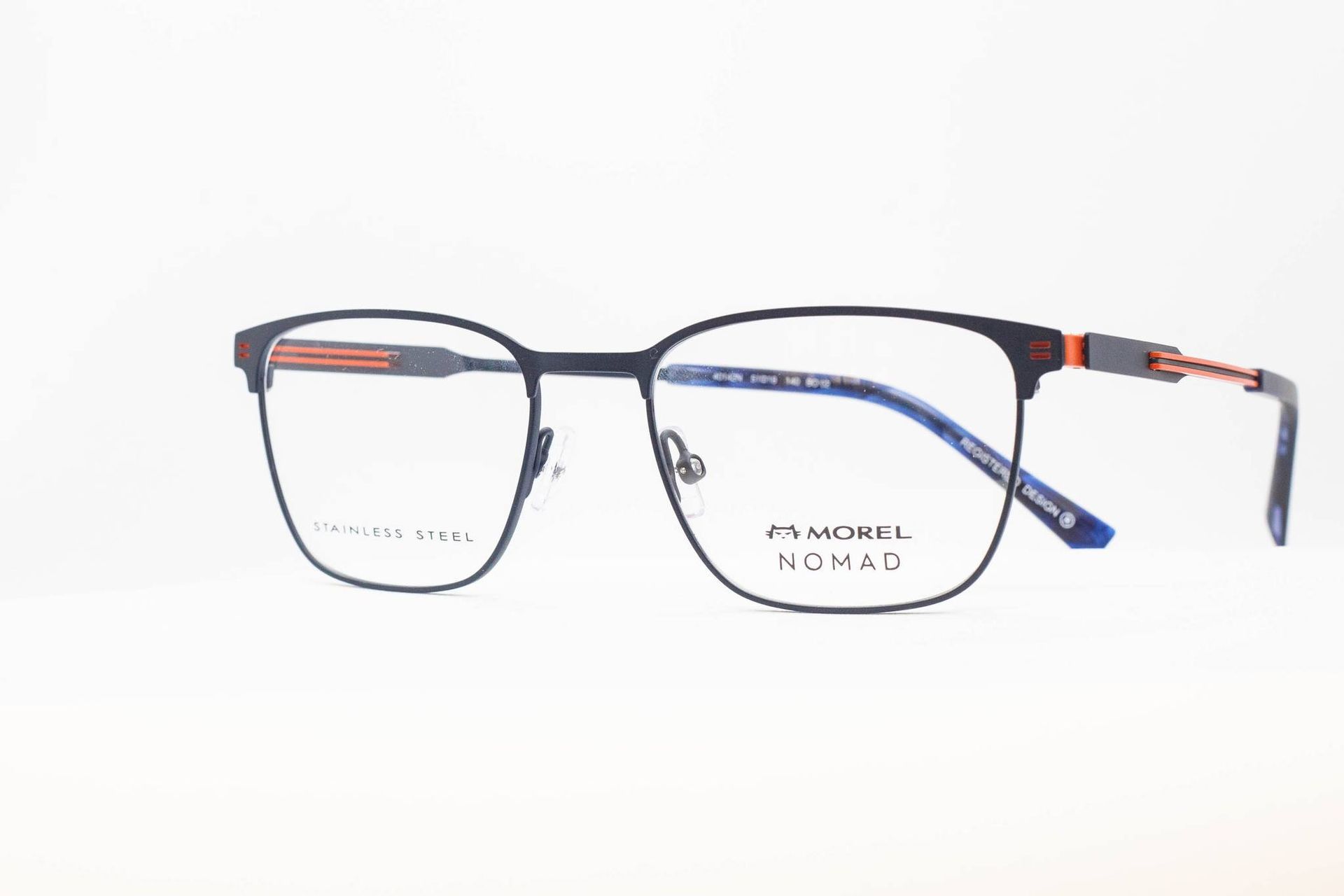 Une paire de lunettes sur fond blanc.