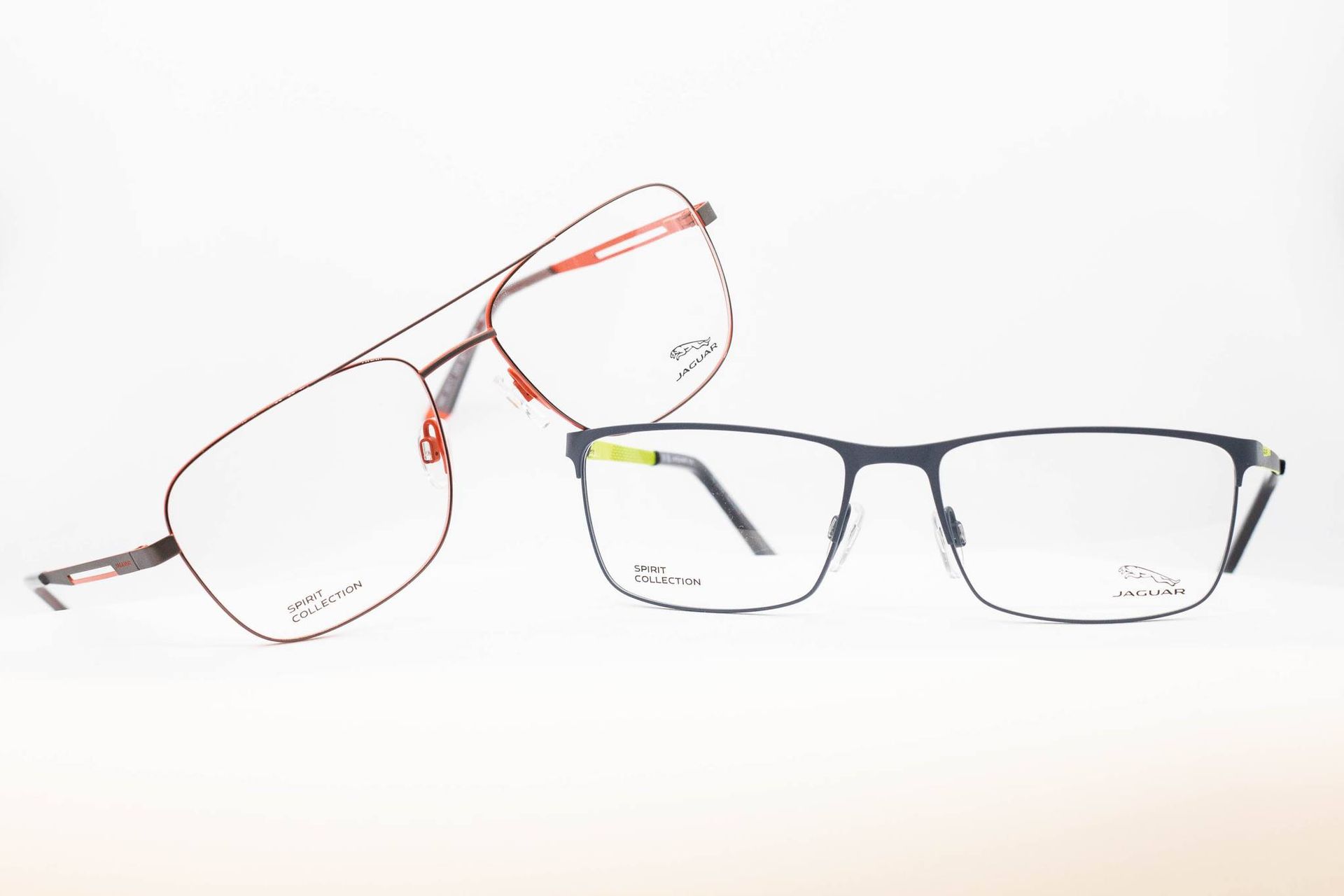 Deux paires de lunettes sont assises l'une à côté de l'autre sur une surface blanche.