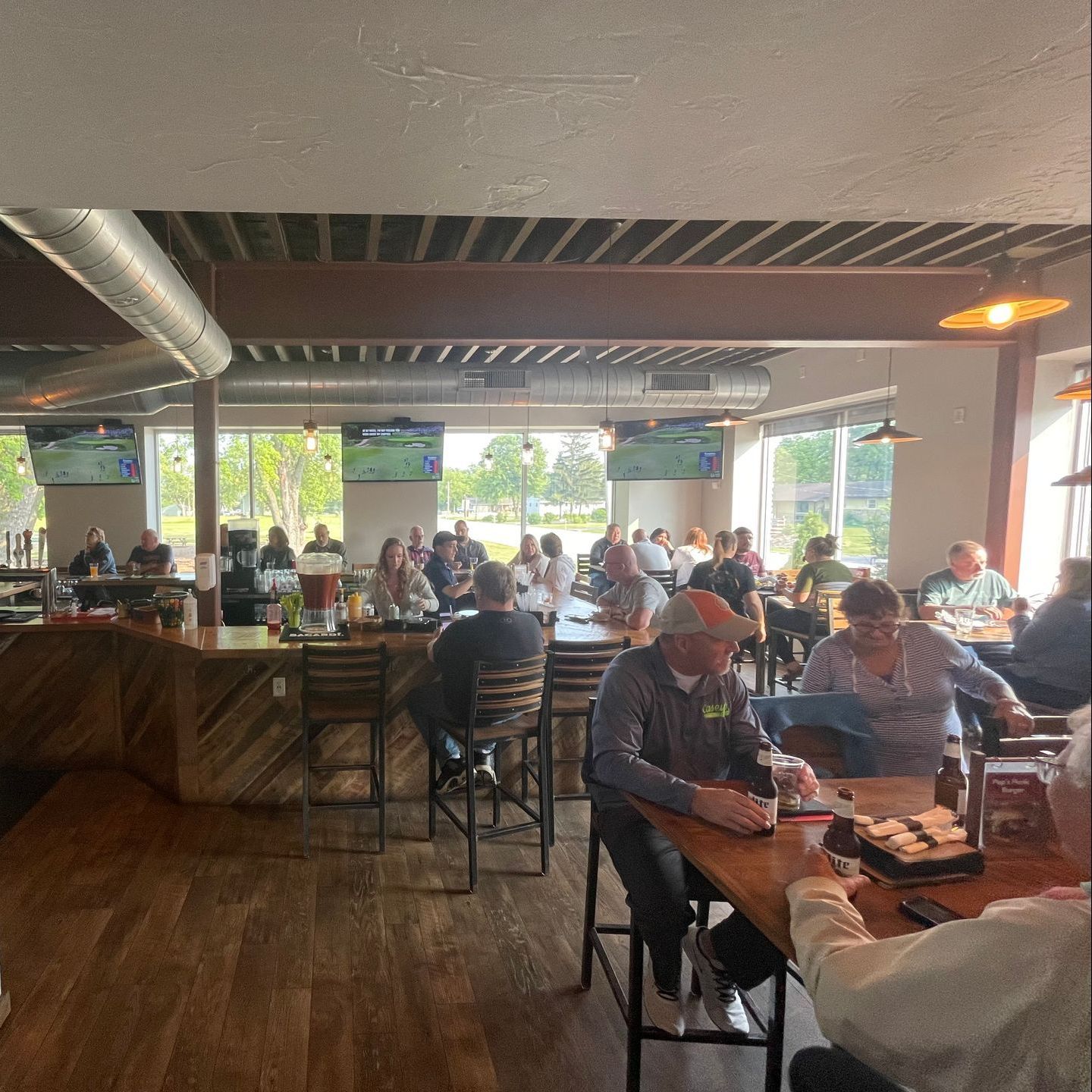 A group of people are sitting at tables in a restaurant.
