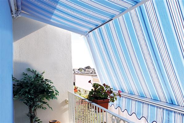 veranda con tenda da sole bianca e azzurra