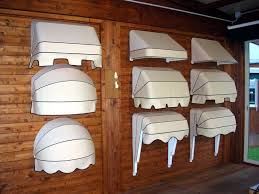 vari tipi di tende da sole bianche appesa ad un muro di legno