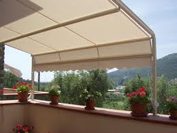 terrazzo con sopra tenda da sole bianca