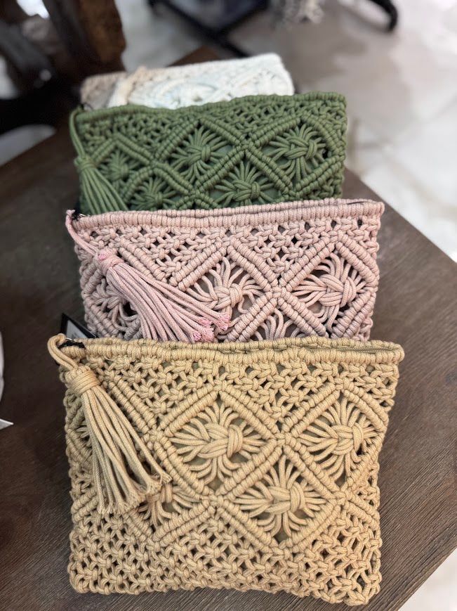 woven hand bags in different colors, white, olive green, mauve, and tan