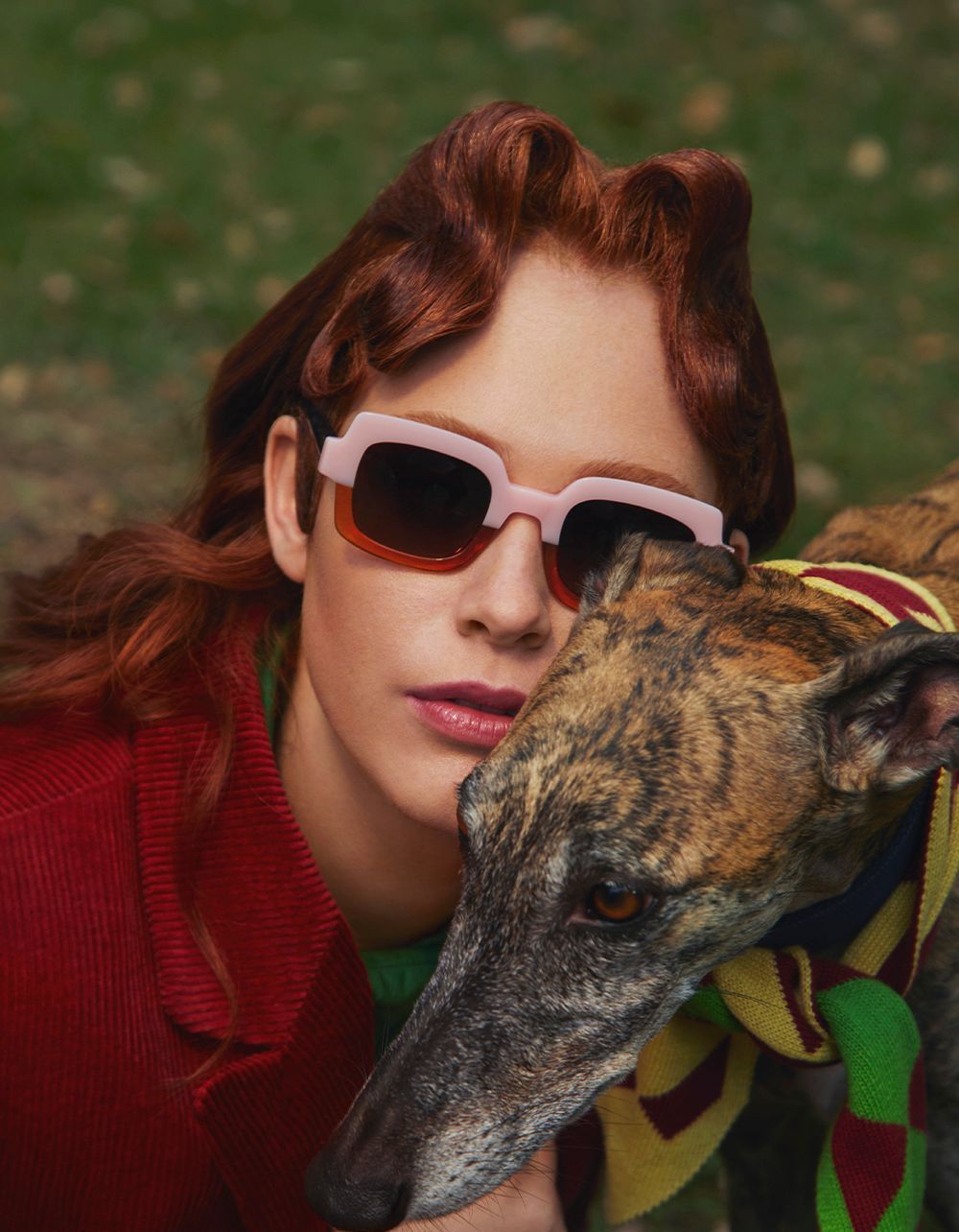 Eine Frau mit Woody Sonnenbrille hält einen Hund.
