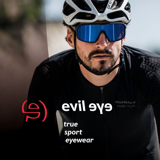 Ein Mann mit Sonnenbrille und Helm sagt „Evil Eye True Sport Eyewear“