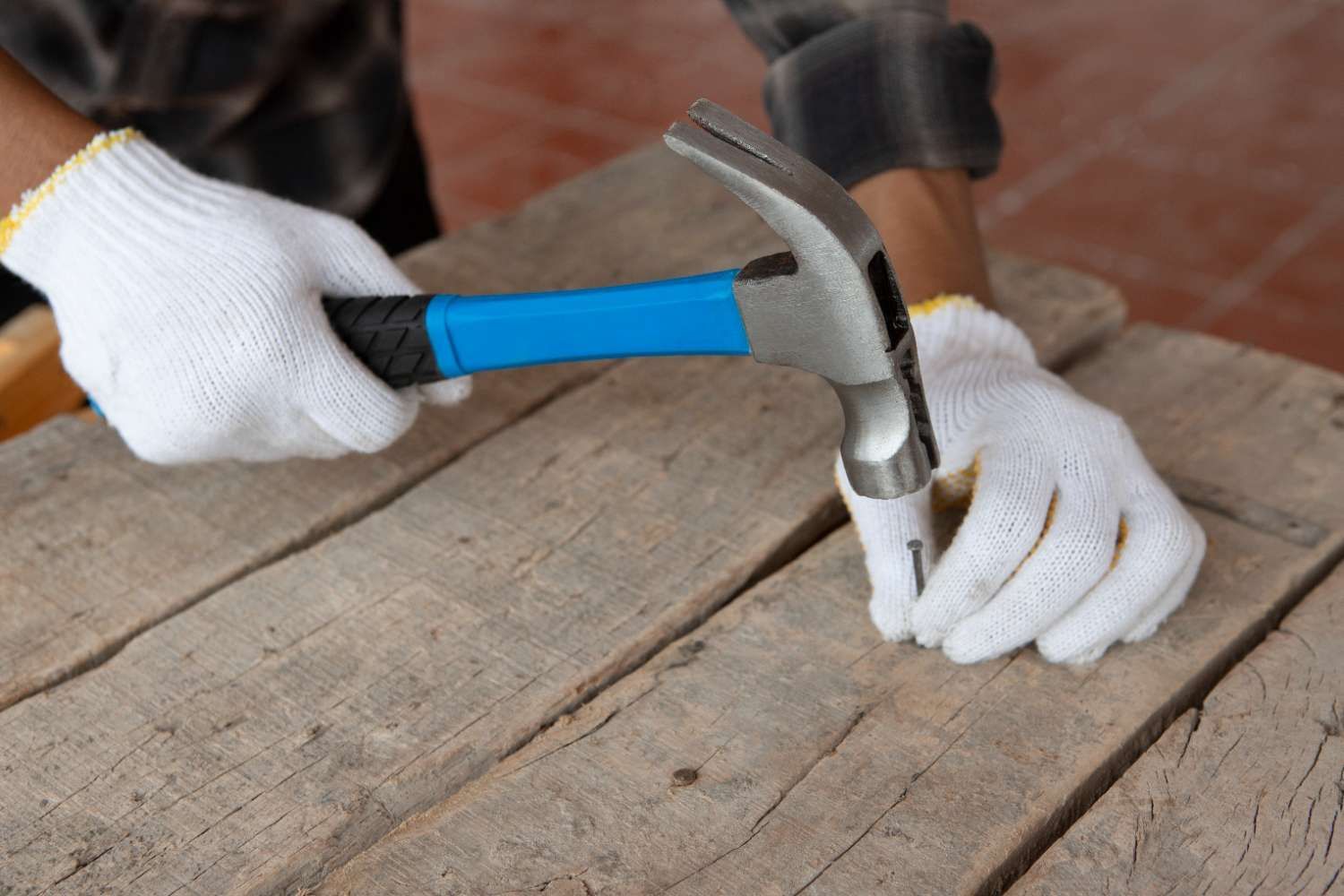 Key Features That Make a Shingling Hammer Ideal for Roofing Work