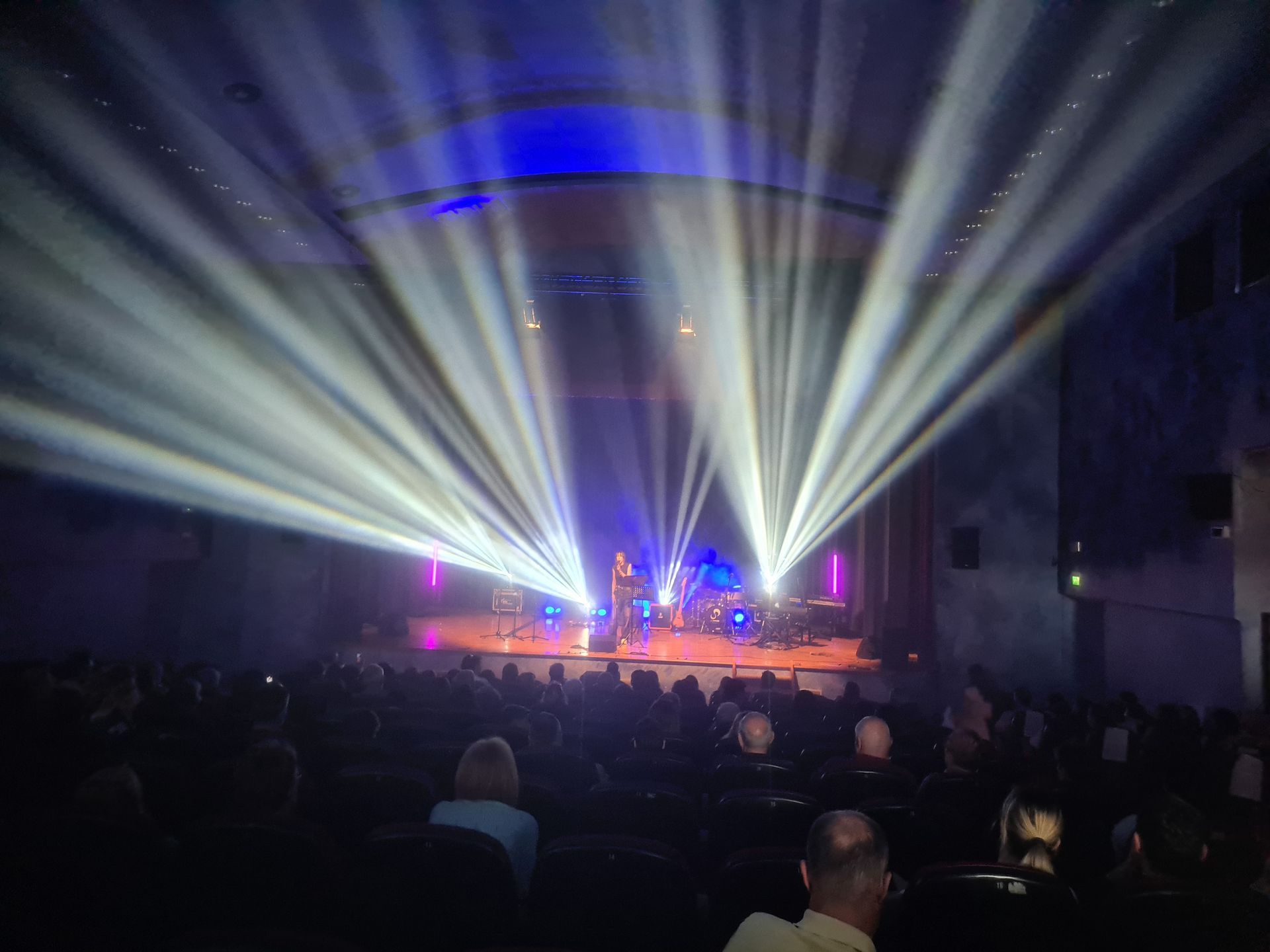 Esibizione allievo Liquid Music Lab durante il saggio al teatro DIM Martinelli di Sandrà