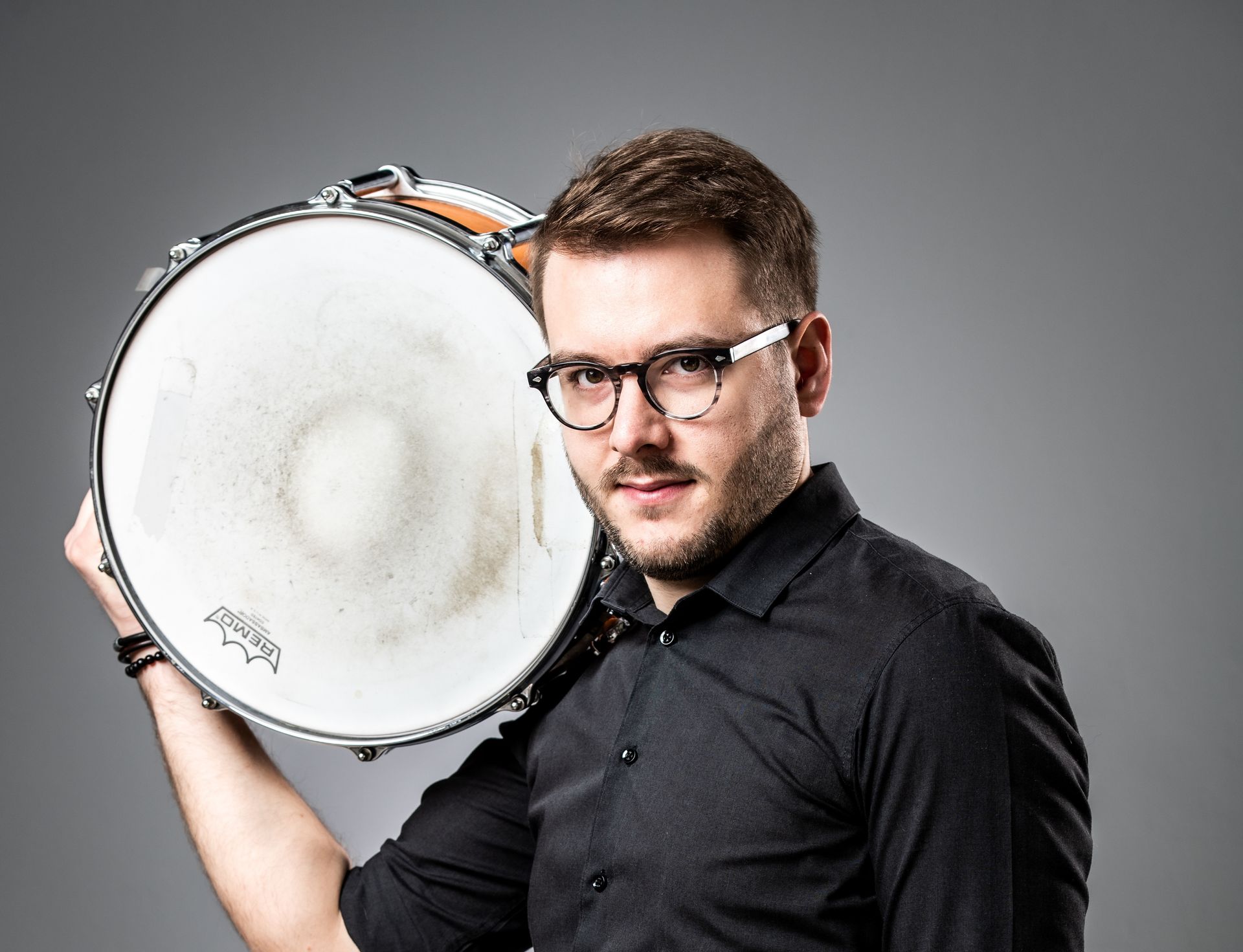 Alessio Fraccaroli, batterista e co-fondatore di Liquid Project, in posa con un tamburo rullante da