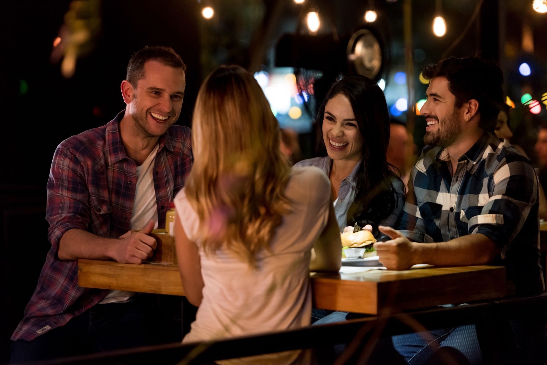 A group of people are sitting at a table in a restaurant.