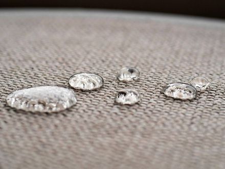 Un primer plano de gotas de agua sobre un sofá.