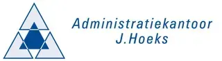 Logo voor Administratiekantoor J. Hoeks met drie blauwe driehoeken die een grotere driehoek vormen en cursieve tekst.