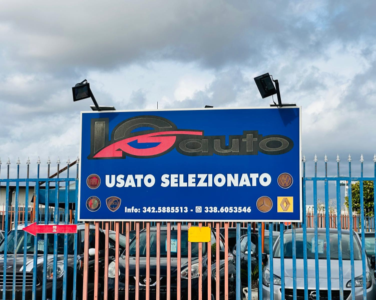 cartellone insegna all'ingresso dell'esposizione esterna delle auto