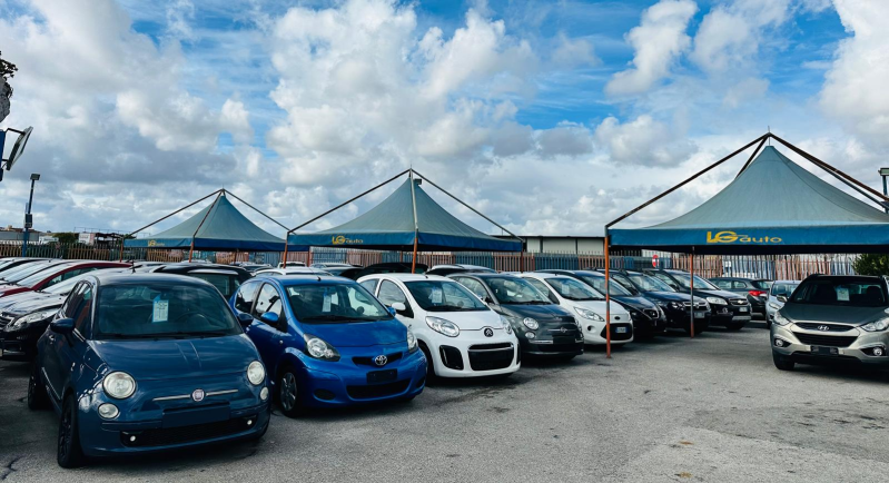 auto in ottime condizioni esposte all'esterno